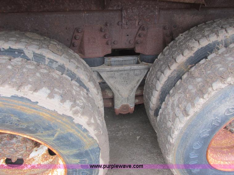 image for item L3895 1995 Ford LT8000 dump truck