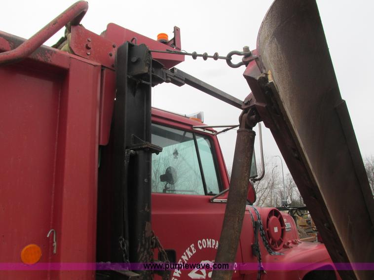 image for item L3895 1995 Ford LT8000 dump truck