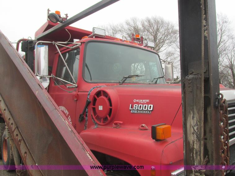 image for item L3895 1995 Ford LT8000 dump truck