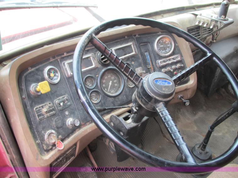 image for item L3895 1995 Ford LT8000 dump truck