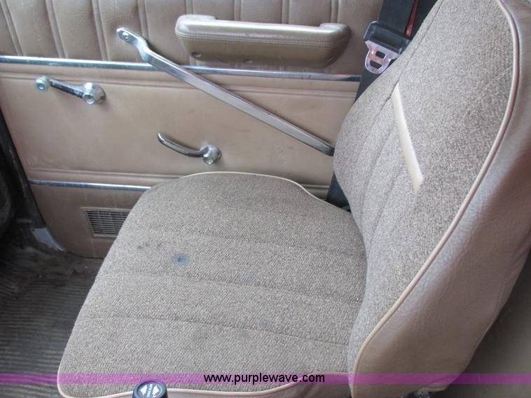 image for item L3895 1995 Ford LT8000 dump truck