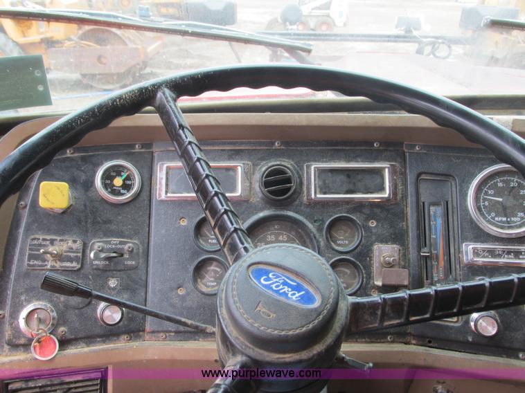 image for item L3895 1995 Ford LT8000 dump truck