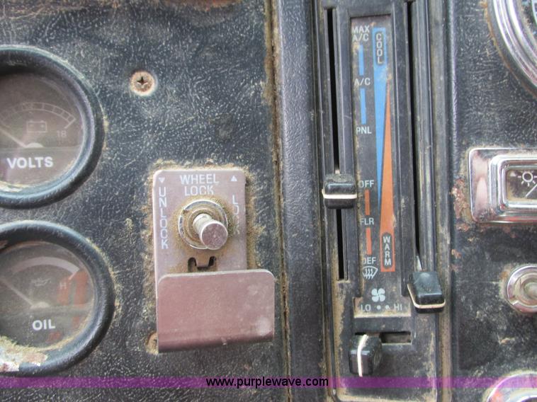 image for item L3895 1995 Ford LT8000 dump truck