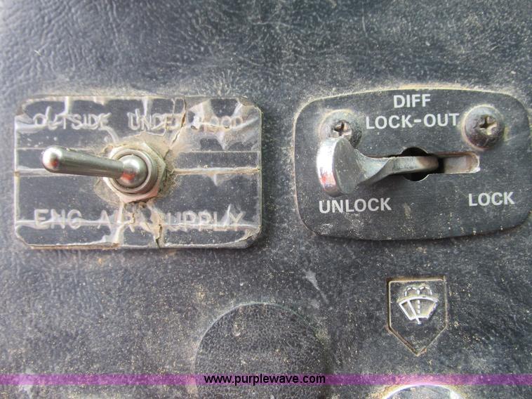 image for item L3895 1995 Ford LT8000 dump truck