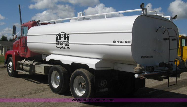 image for item L6315 1989 Freightliner FLD tank truck