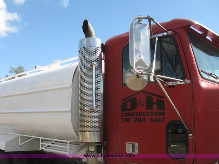 image for item L6315 1989 Freightliner FLD tank truck