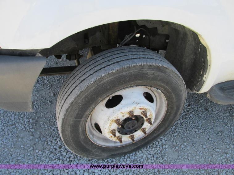 image for item N9260 2004 Ford F550 Super Duty XL utility truck