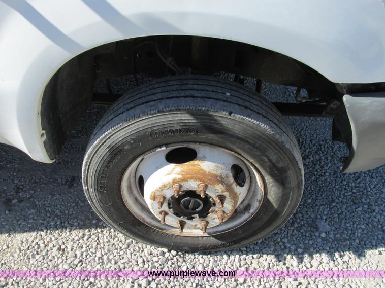 image for item N9260 2004 Ford F550 Super Duty XL utility truck