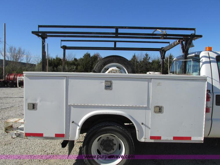 image for item N9260 2004 Ford F550 Super Duty XL utility truck