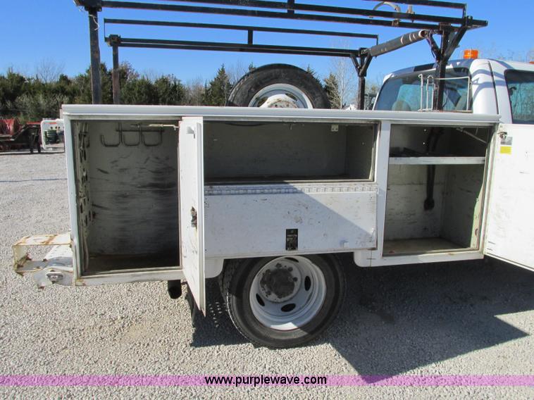 image for item N9260 2004 Ford F550 Super Duty XL utility truck