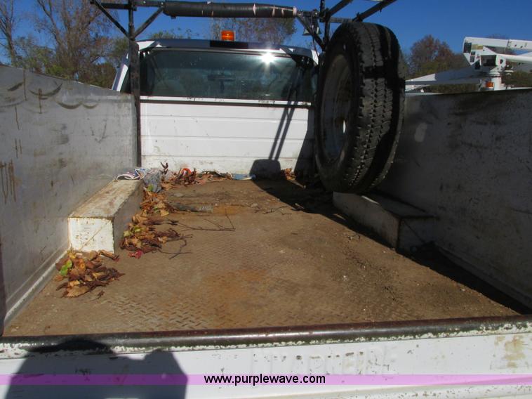 image for item N9260 2004 Ford F550 Super Duty XL utility truck