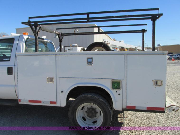 image for item N9260 2004 Ford F550 Super Duty XL utility truck