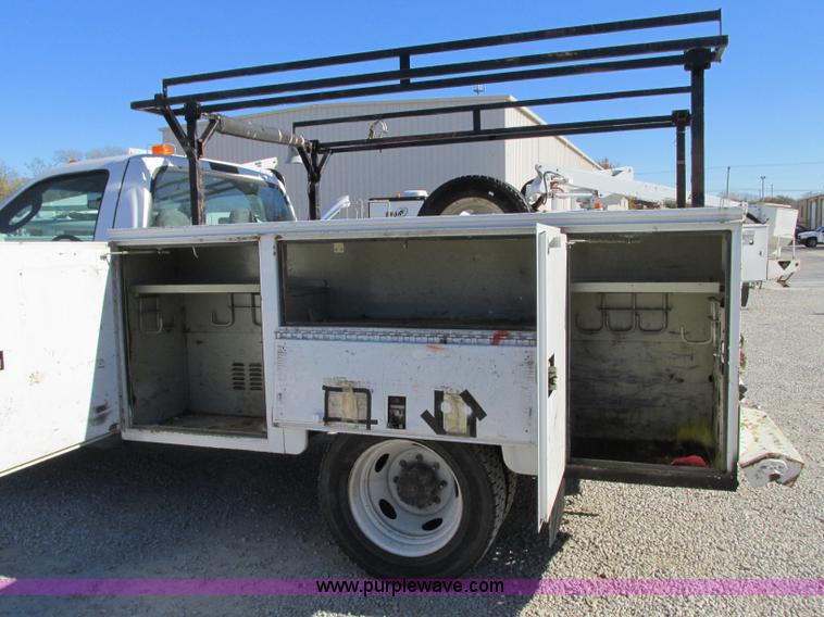 image for item N9260 2004 Ford F550 Super Duty XL utility truck