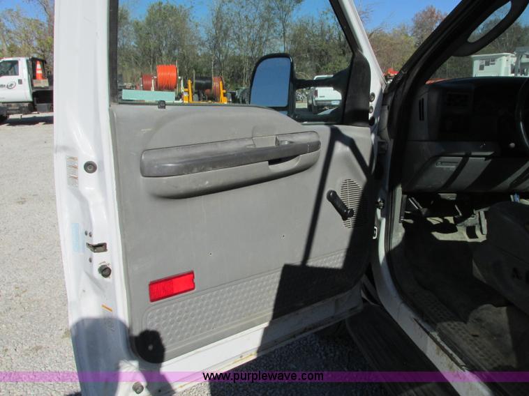 image for item N9260 2004 Ford F550 Super Duty XL utility truck