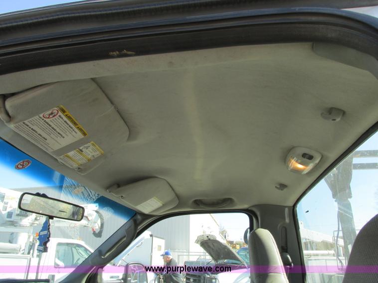 image for item N9260 2004 Ford F550 Super Duty XL utility truck
