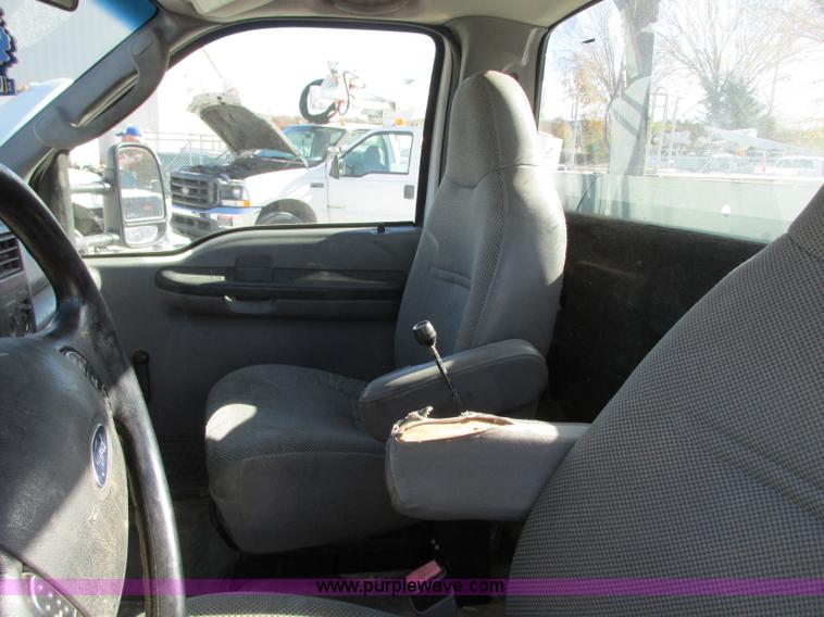 image for item N9260 2004 Ford F550 Super Duty XL utility truck