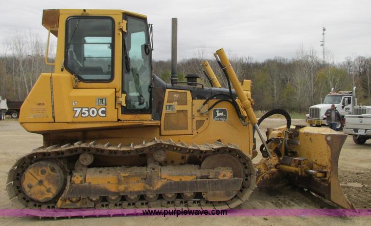 image for item N9272 2001 John Deere 750C Series II LGP dozer