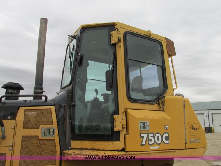 image for item N9272 2001 John Deere 750C Series II LGP dozer