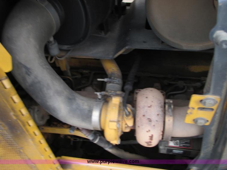 image for item N9272 2001 John Deere 750C Series II LGP dozer