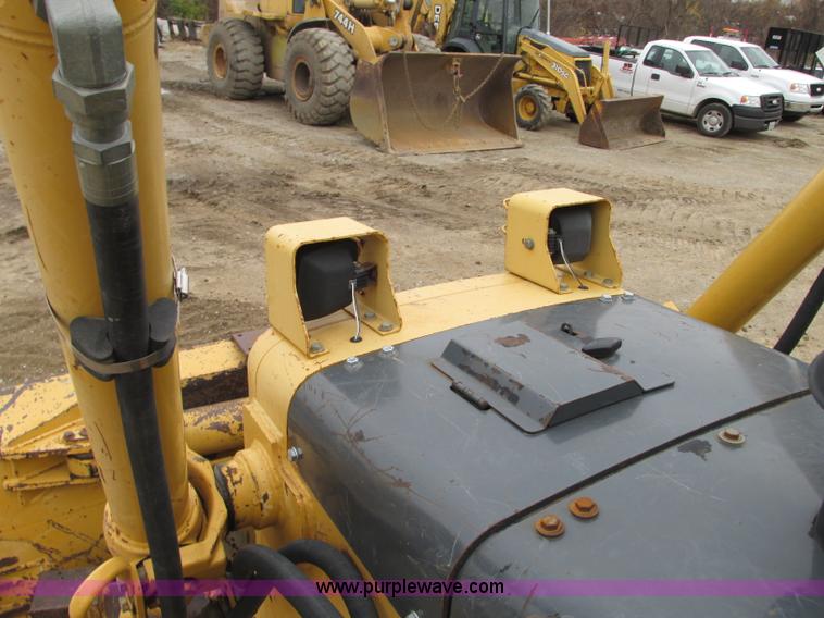 image for item N9272 2001 John Deere 750C Series II LGP dozer