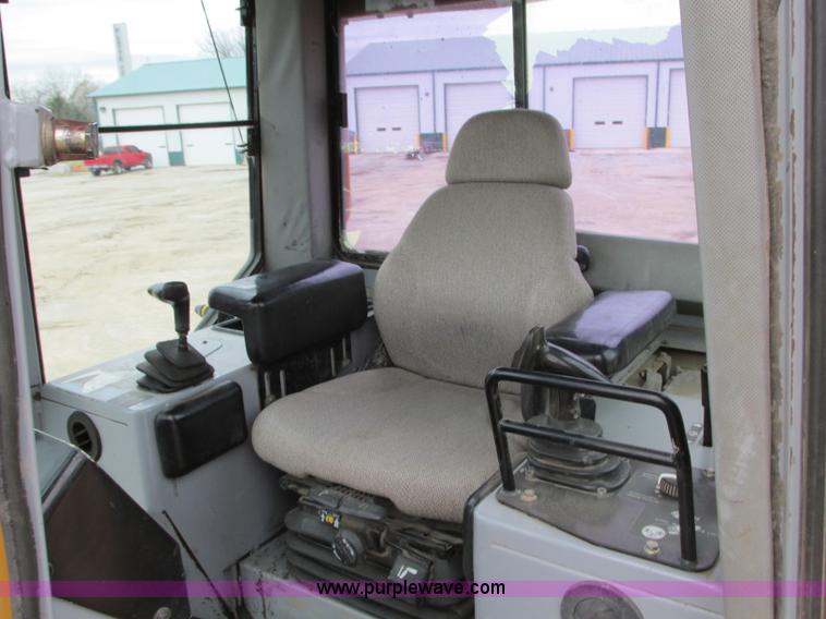 image for item N9272 2001 John Deere 750C Series II LGP dozer