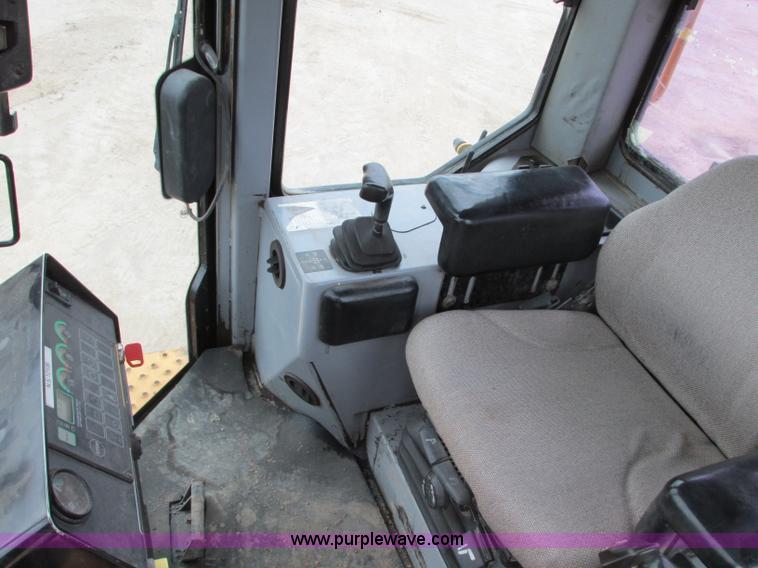 image for item N9272 2001 John Deere 750C Series II LGP dozer