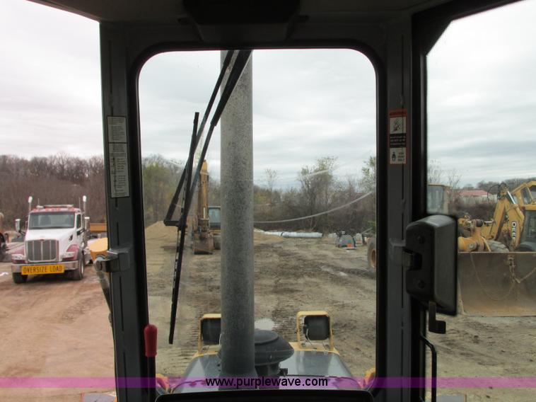 image for item N9272 2001 John Deere 750C Series II LGP dozer