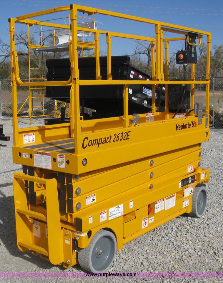 image for item L6441 2015 Haulotte 2632E scissor lift