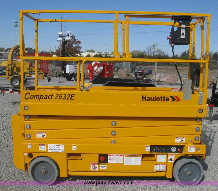 image for item L6441 2015 Haulotte 2632E scissor lift