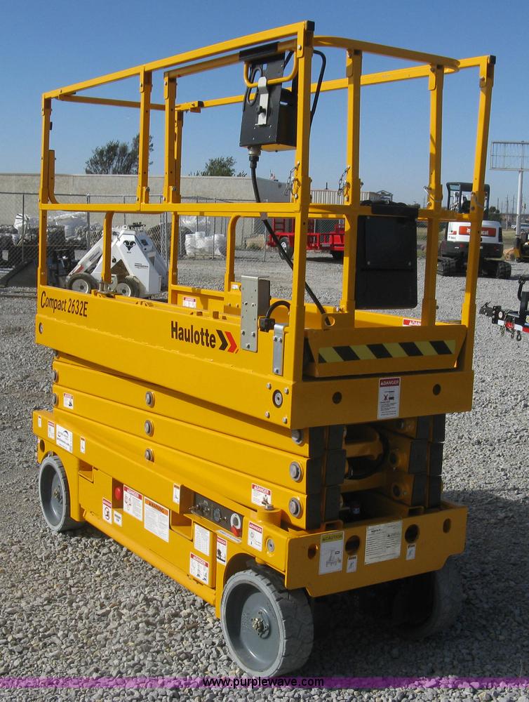 image for item L6441 2015 Haulotte 2632E scissor lift