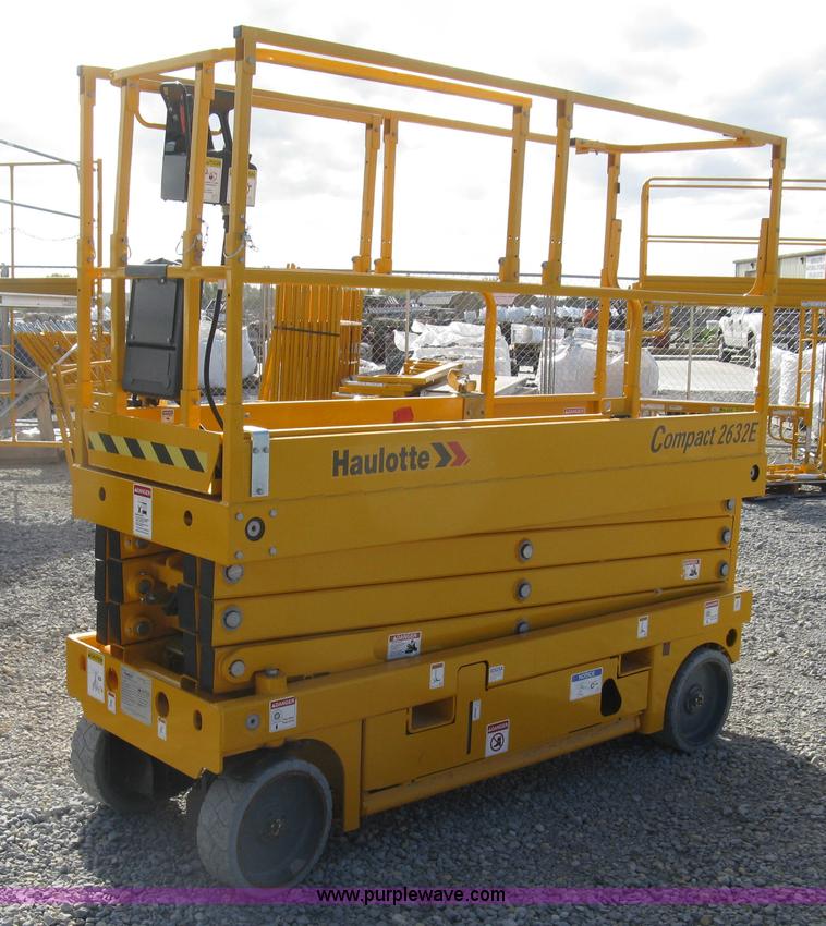image for item L6441 2015 Haulotte 2632E scissor lift