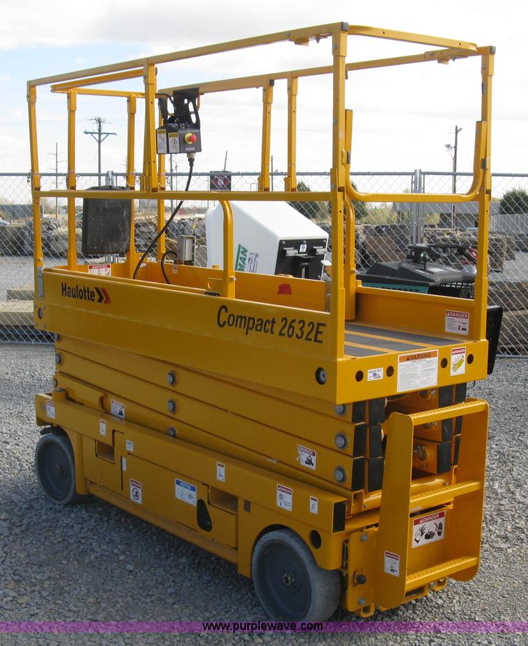 image for item L6441 2015 Haulotte 2632E scissor lift