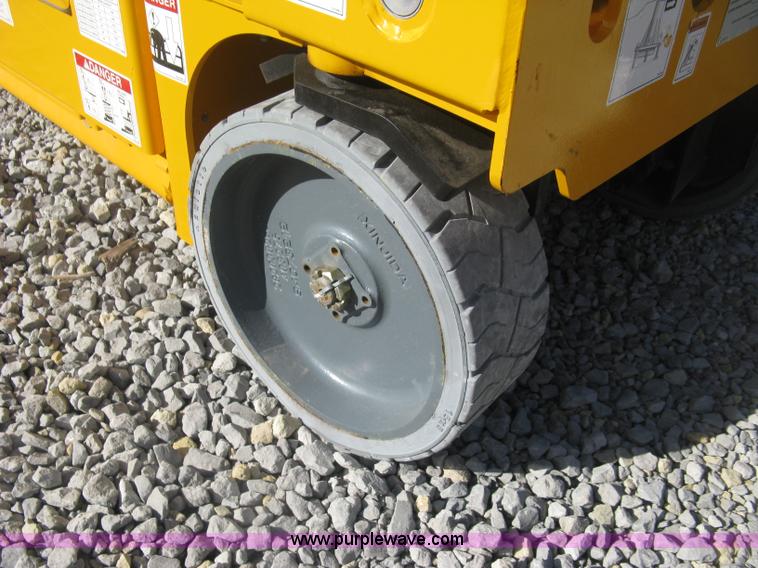 image for item L6441 2015 Haulotte 2632E scissor lift