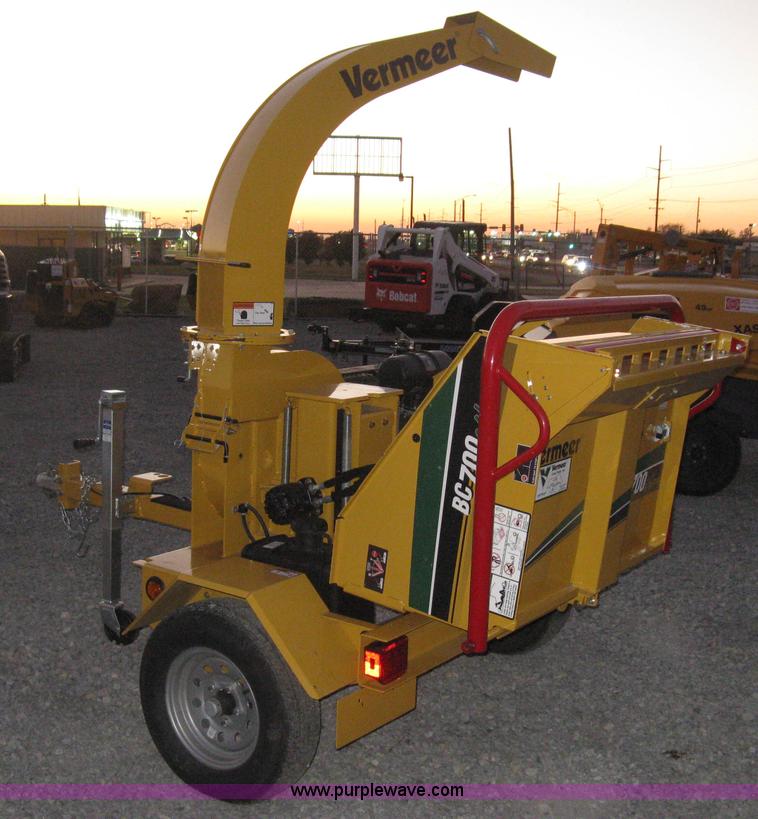 image for item L6448 2014 Vermeer BC700XL chipper