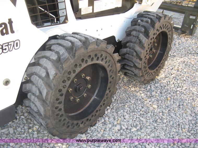 image for item L6453 2015 Bobcat S570 skid steer