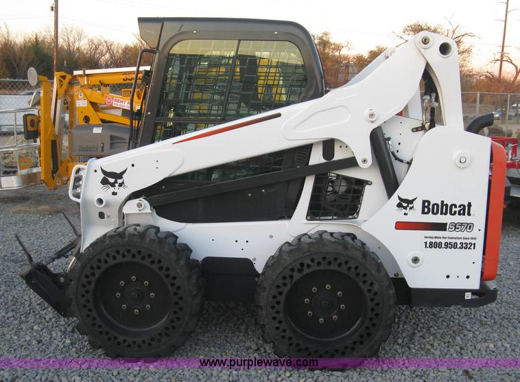 image for item L6453 2015 Bobcat S570 skid steer