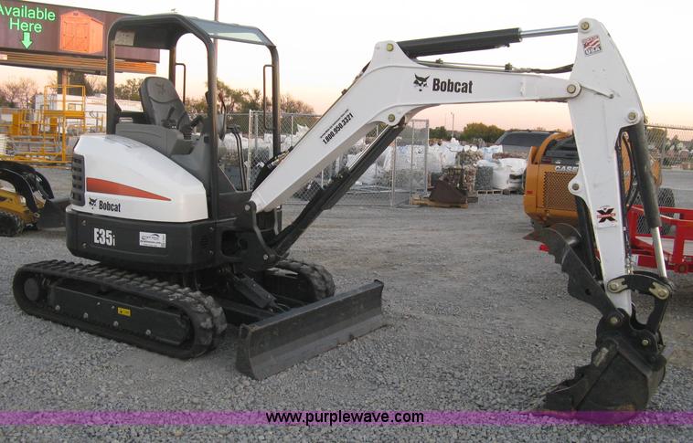 image for item L6457 2015 Bobcat E35i ZTS compact excavator