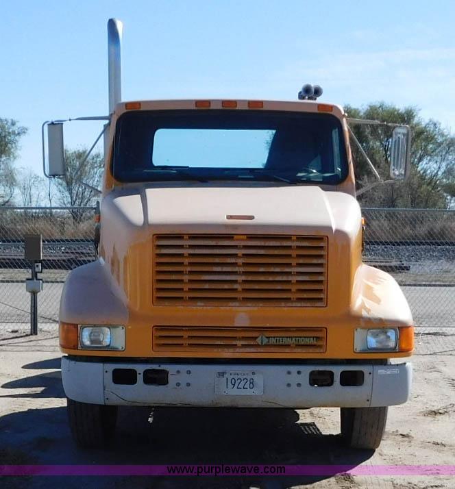 image for item AW9432 1993 International 8200 semi truck