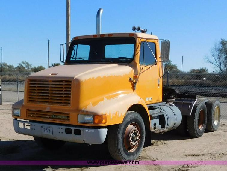 image for item AW9432 1993 International 8200 semi truck