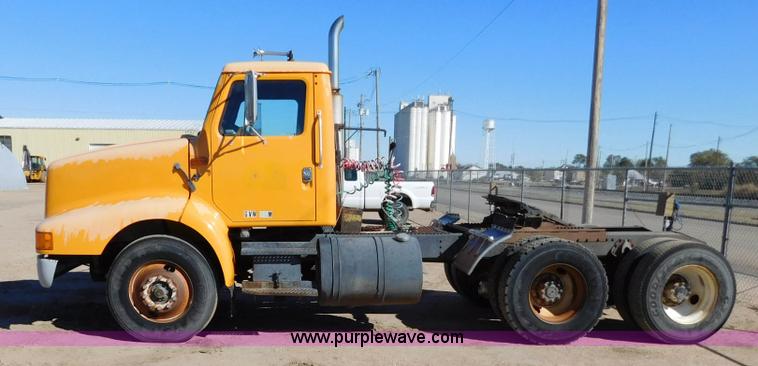 image for item AW9432 1993 International 8200 semi truck