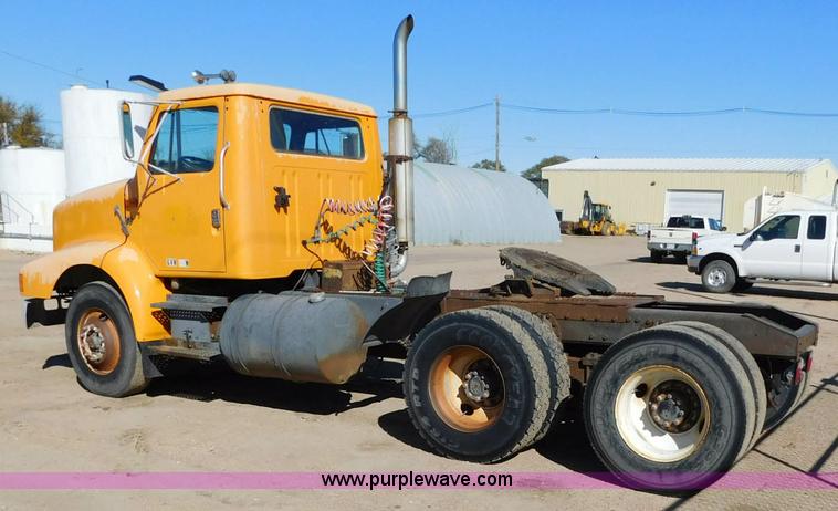 image for item AW9432 1993 International 8200 semi truck