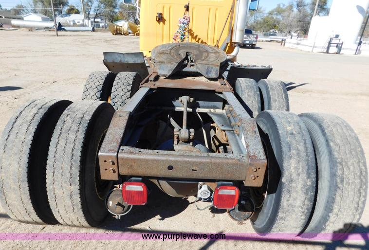 image for item AW9432 1993 International 8200 semi truck