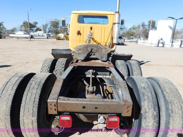 image for item AW9432 1993 International 8200 semi truck