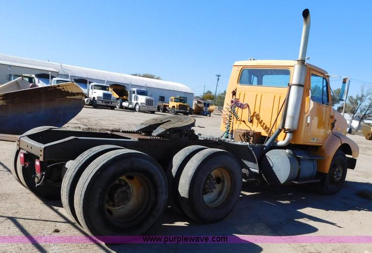 image for item AW9432 1993 International 8200 semi truck