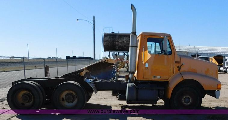 image for item AW9432 1993 International 8200 semi truck