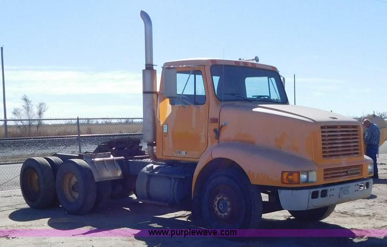 image for item AW9432 1993 International 8200 semi truck