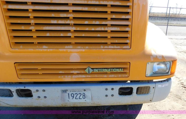 image for item AW9432 1993 International 8200 semi truck