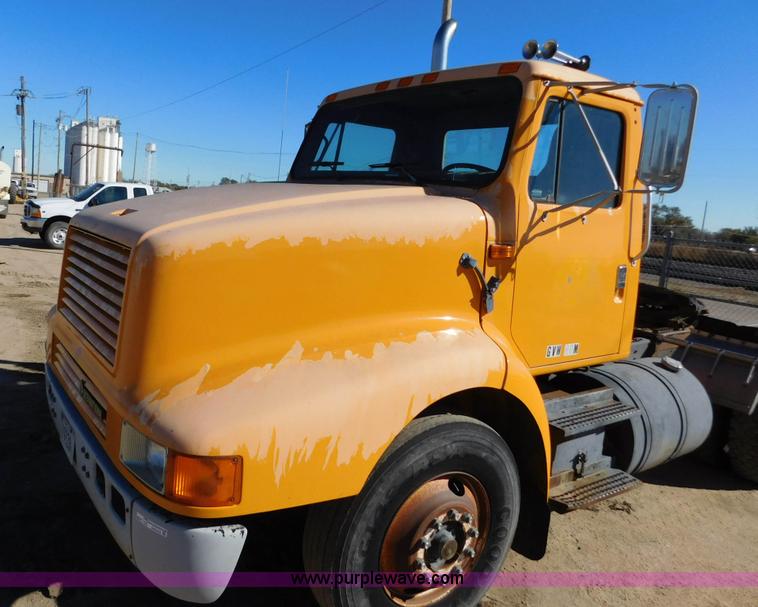 image for item AW9432 1993 International 8200 semi truck