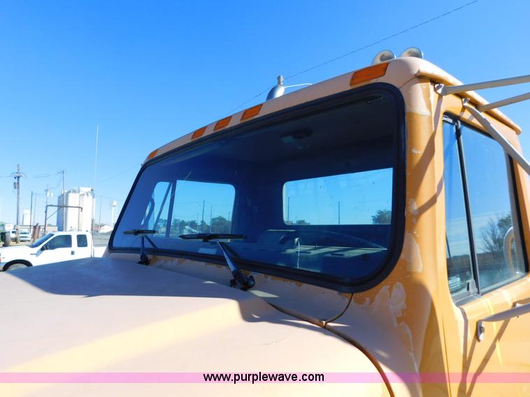 image for item AW9432 1993 International 8200 semi truck