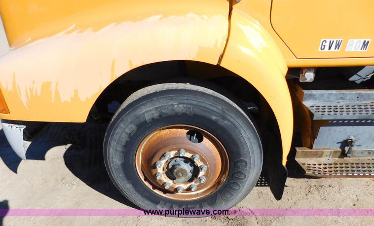 image for item AW9432 1993 International 8200 semi truck